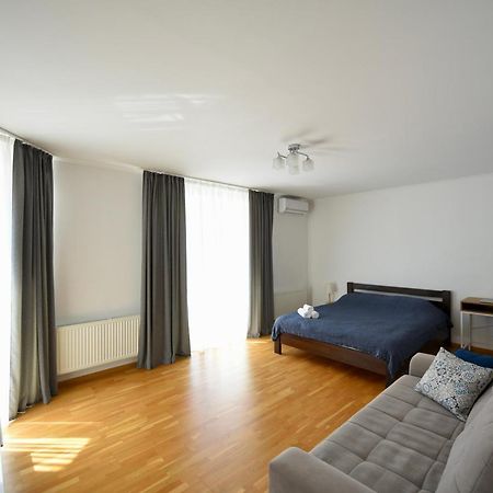 Cozy Apartment Next To The Park Ternopil Exterior photo