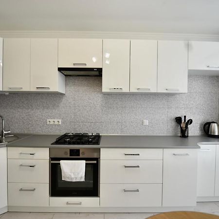Cozy Apartment Next To The Park Ternopil Exterior photo