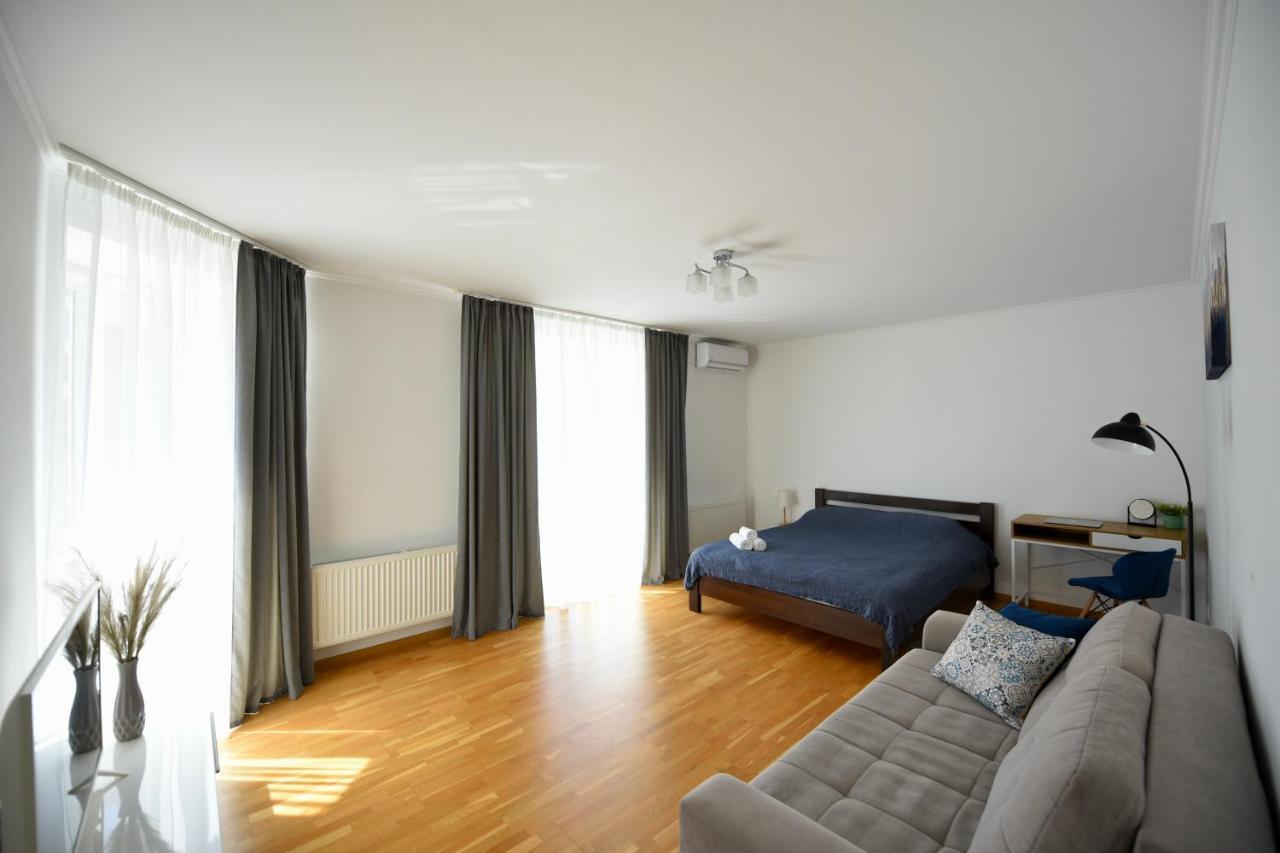 Cozy Apartment Next To The Park Ternopil Exterior photo
