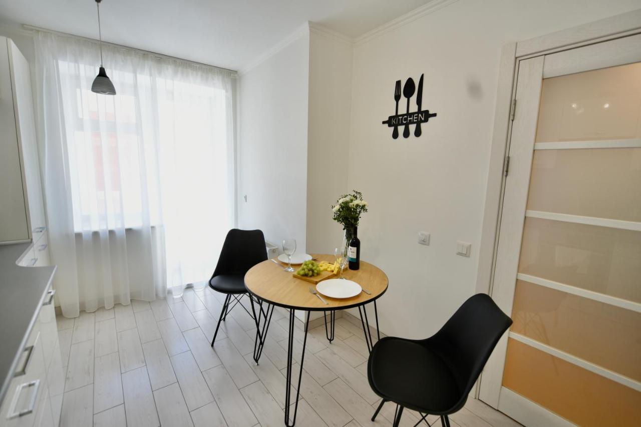 Cozy Apartment Next To The Park Ternopil Exterior photo