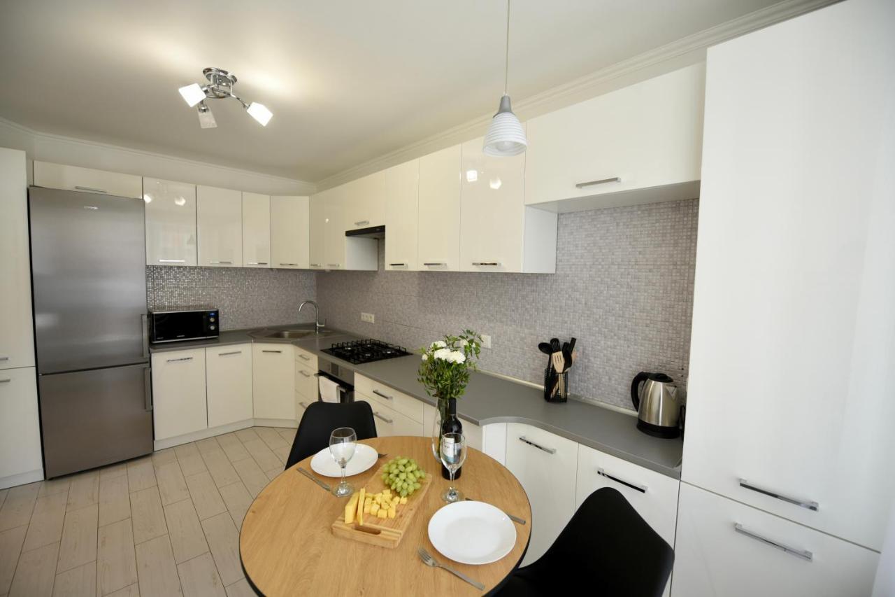 Cozy Apartment Next To The Park Ternopil Exterior photo