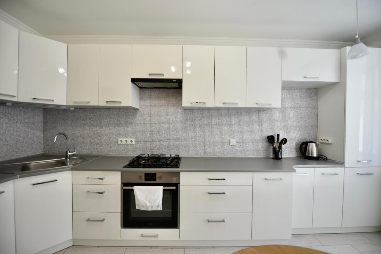 Cozy Apartment Next To The Park Ternopil Exterior photo